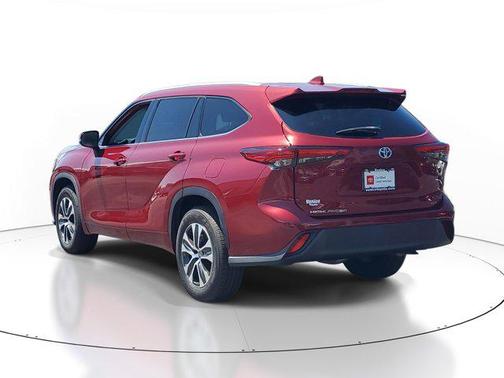 Red 2022 Toyota Highlander Hybrid XLE