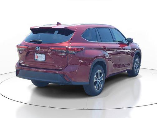 Red 2022 Toyota Highlander Hybrid XLE