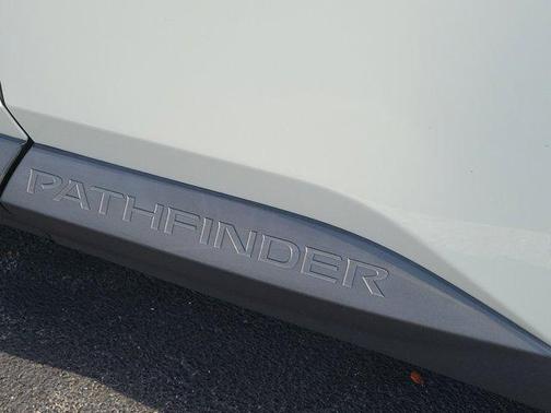 2023 Nissan Pathfinder SL 4WD