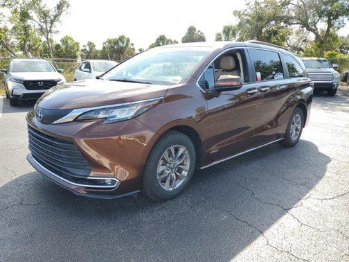2021 Toyota Sienna XLE 8 Passenger
