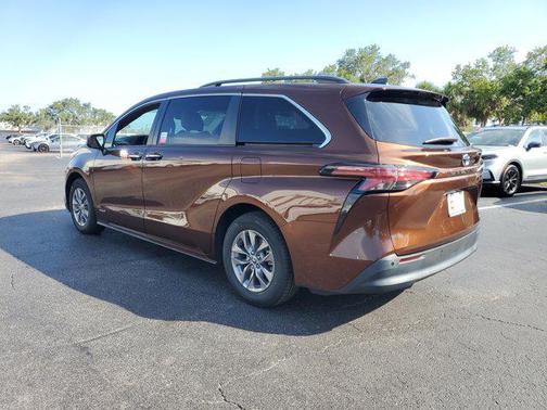 2021 Toyota Sienna XLE 8 Passenger