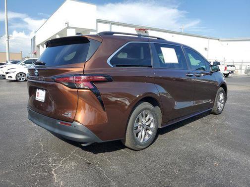 2021 Toyota Sienna XLE 8 Passenger