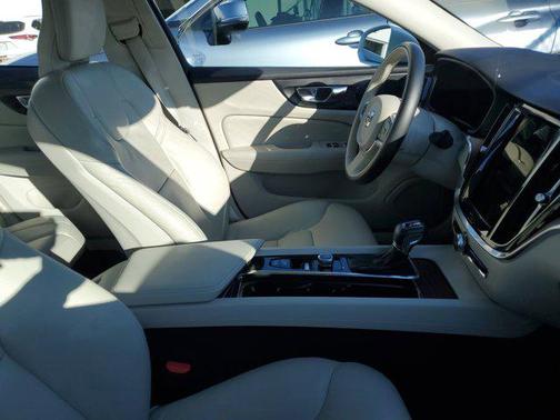 2021 Volvo S60 T5 Momentum