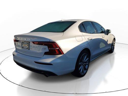 2021 Volvo S60 T5 Momentum