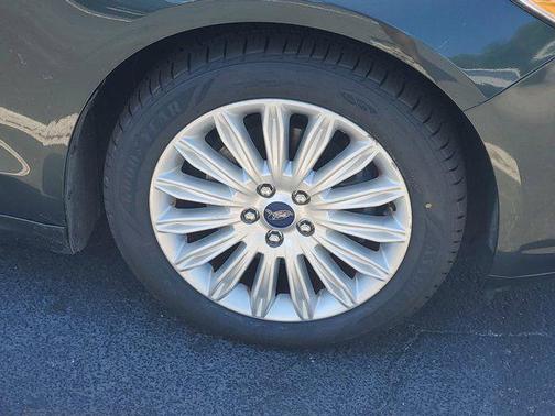 Green 2016 Ford Fusion Hybrid SE