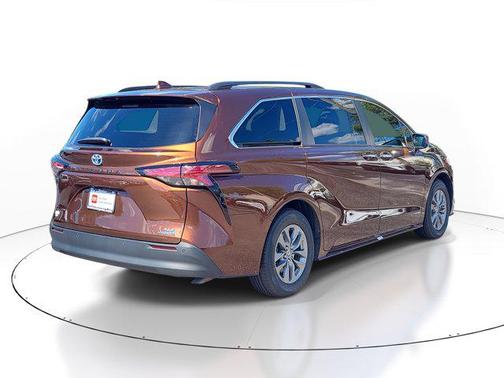 2021 Toyota Sienna XLE 8 Passenger