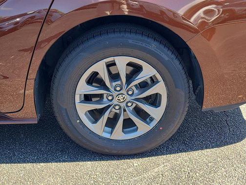 2021 Toyota Sienna XLE 8 Passenger