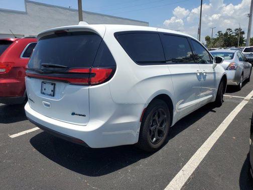 2022 Chrysler Pacifica Hybrid Touring L