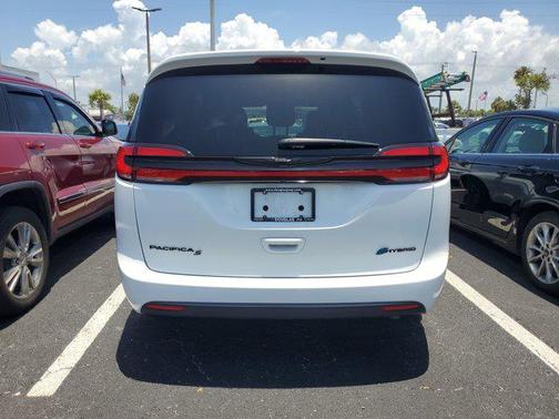 2022 Chrysler Pacifica Hybrid Touring L
