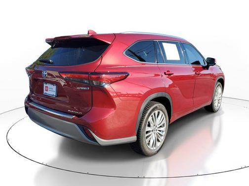 2023 Toyota Highlander Hybrid Platinum