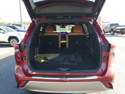 2023 Toyota Highlander Hybrid Platinum