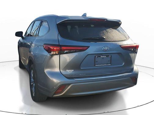 2022 Toyota Highlander Platinum