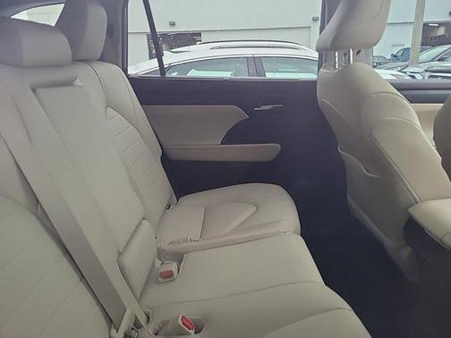 Moon Dust 2021 Toyota Highlander XLE