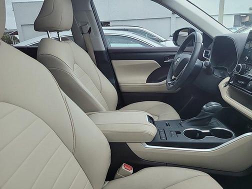 Moon Dust 2021 Toyota Highlander XLE