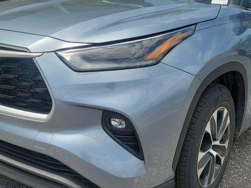 Moon Dust 2021 Toyota Highlander XLE