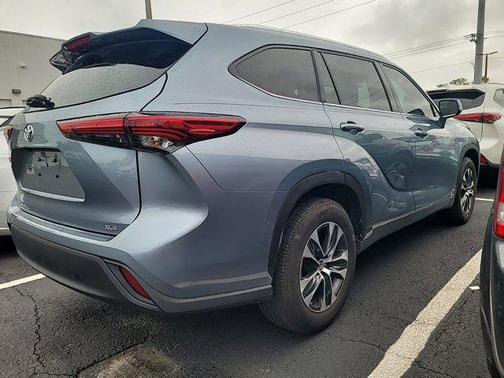 Moon Dust 2021 Toyota Highlander XLE