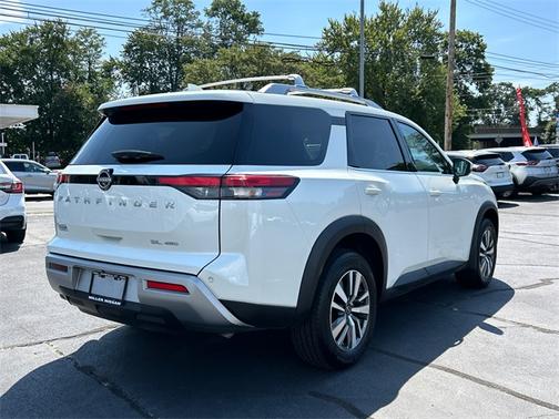 2024 Nissan Pathfinder SL