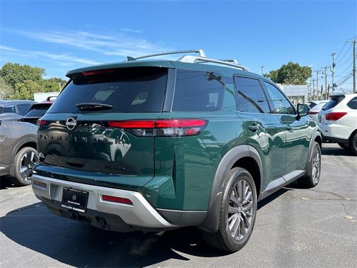 2024 Nissan Pathfinder SL