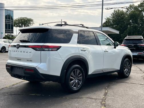 White 2023 Nissan Pathfinder SV