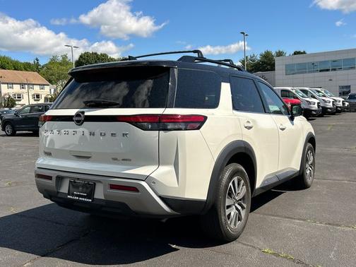 2 Tone White / Black Roof 2023 Nissan Pathfinder SL