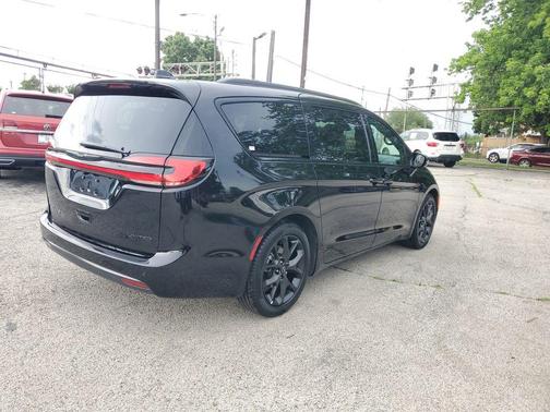 Diamond Black 2026 Chrysler Pacifica Limited
