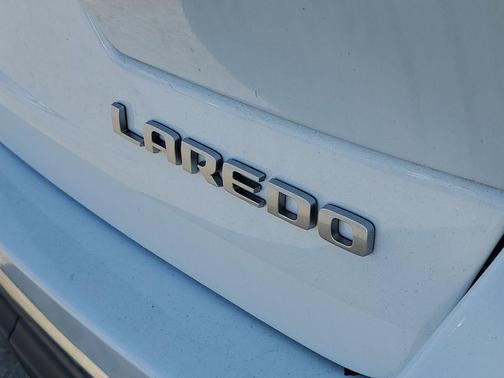 Bright White Clearcoat 2024 Jeep Grand Cherokee Laredo