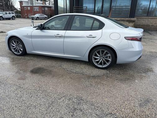 Moonlight Gray Metallic 2024 Alfa Romeo Giulia Ti