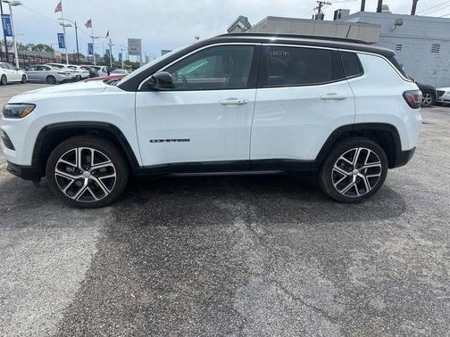 Bright White Clearcoat 2024 Jeep Compass Limited