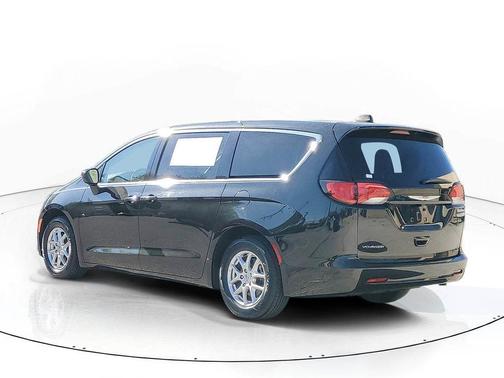 Brilliant Black Crystal Pearlcoat 2023 Chrysler Voyager LX