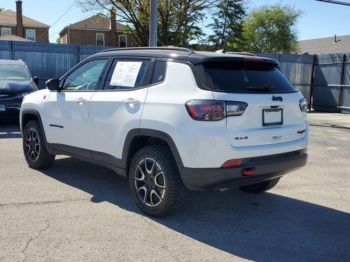 Bright White Clearcoat 2024 Jeep Compass Trailhawk