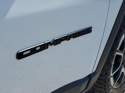 Bright White Clearcoat 2024 Jeep Compass Trailhawk