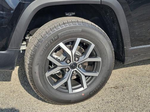 Gloss Black 2027 Jeep Grand Cherokee Laredo X