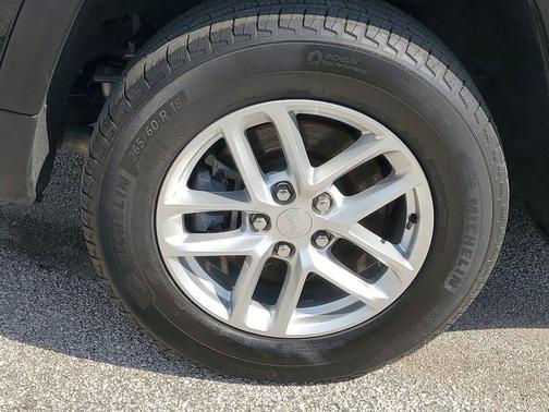 Diamond Black 2024 Jeep Grand Cherokee L Laredo