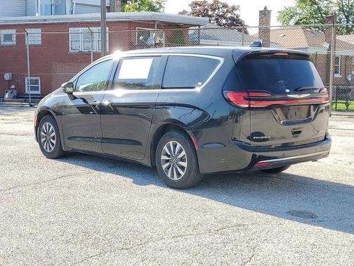 Brilliant Black Crystal Pearlcoat 2024 Chrysler Pacifica Hybrid Select