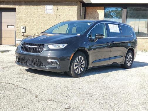 Brilliant Black Crystal Pearlcoat 2024 Chrysler Pacifica Hybrid Select