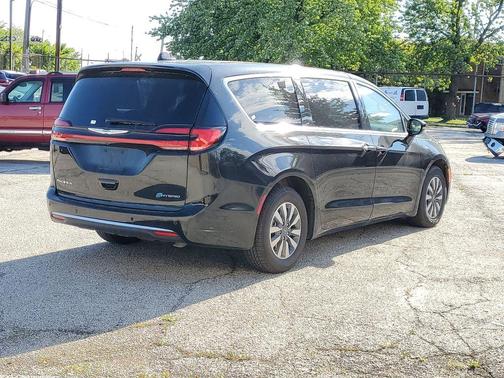 Brilliant Black Crystal Pearlcoat 2024 Chrysler Pacifica Hybrid Select