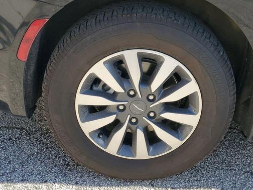 Brilliant Black Crystal Pearlcoat 2024 Chrysler Pacifica Hybrid Select