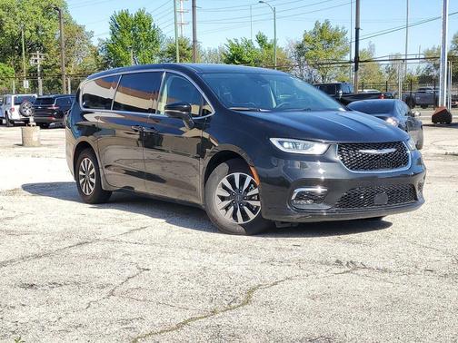 Brilliant Black Crystal Pearlcoat 2024 Chrysler Pacifica Hybrid Select