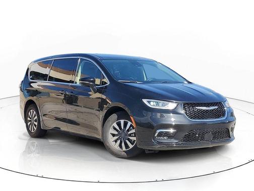 Brilliant Black Crystal Pearlcoat 2024 Chrysler Pacifica Hybrid Select