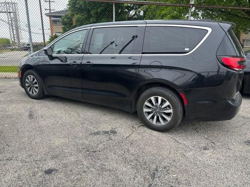 Brilliant Black Crystal Pearlcoat 2024 Chrysler Pacifica Hybrid Select