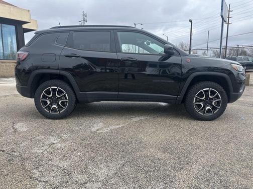 Diamond Black 2025 Jeep Compass Trailhawk