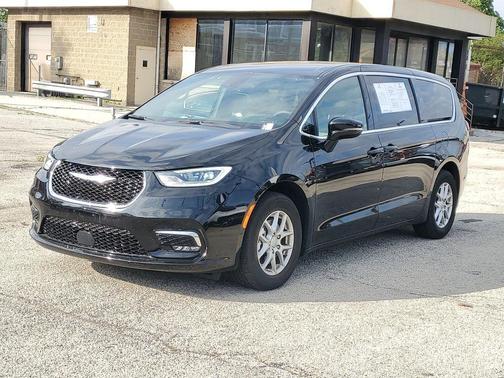 Diamond Black 2025 Chrysler Pacifica Select
