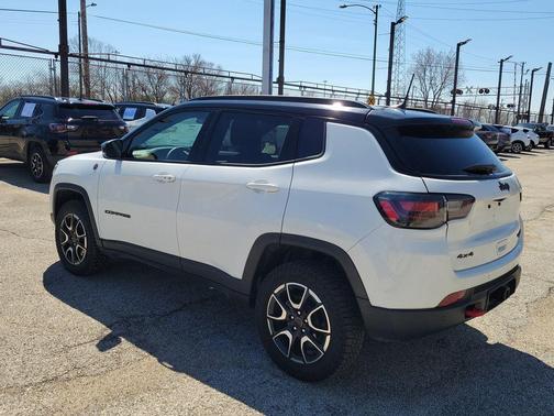 Bright White Clearcoat 2025 Jeep Compass Trailhawk