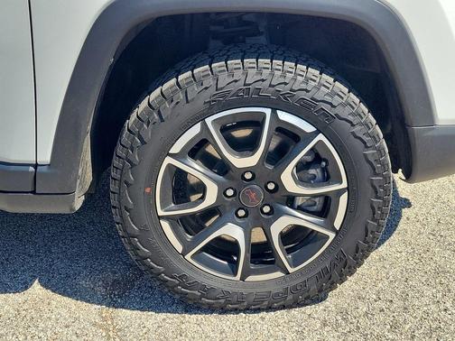 Bright White Clearcoat 2025 Jeep Compass Trailhawk