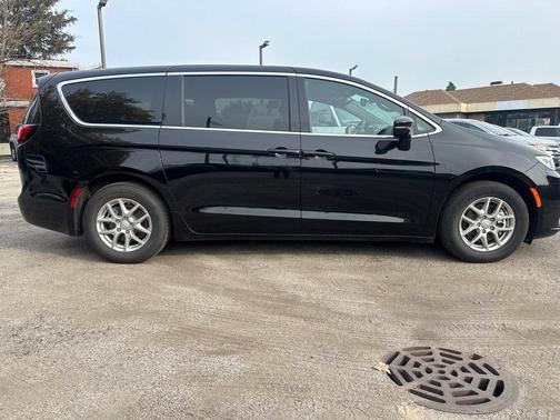 Diamond Black 2026 Chrysler Pacifica Select
