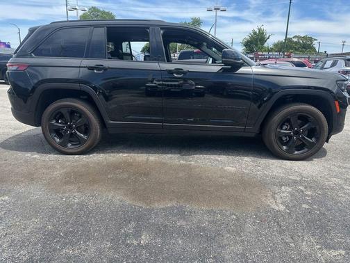 Diamond Black 2024 Jeep Grand Cherokee Laredo