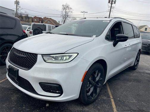 Bright White Clearcoat 2026 Chrysler Pacifica Limited