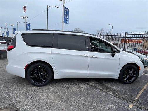 Bright White Clearcoat 2026 Chrysler Pacifica Limited