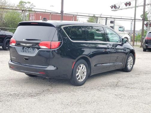 Brilliant Black Crystal Pearlcoat 2023 Chrysler Voyager LX