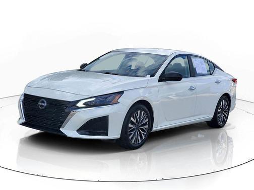 Glacier White 2025 Nissan Altima SV